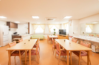 大阪府にあるグループホーム フォーユー今里の居間・食堂